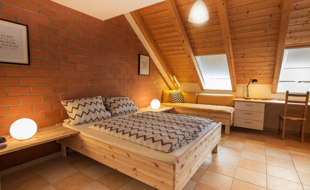 Schlafzimmer mit Dachschräge
