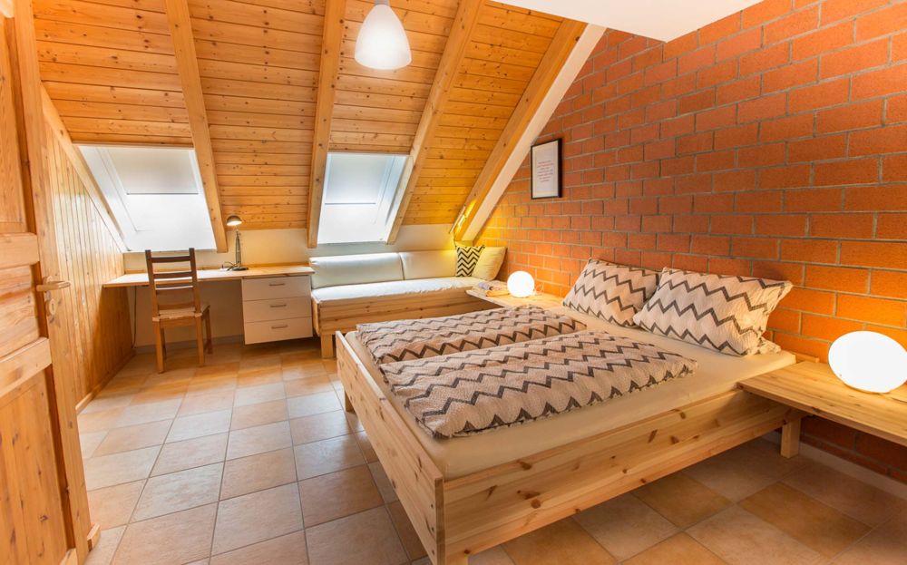 Schlafzimmer mit Doppelbett